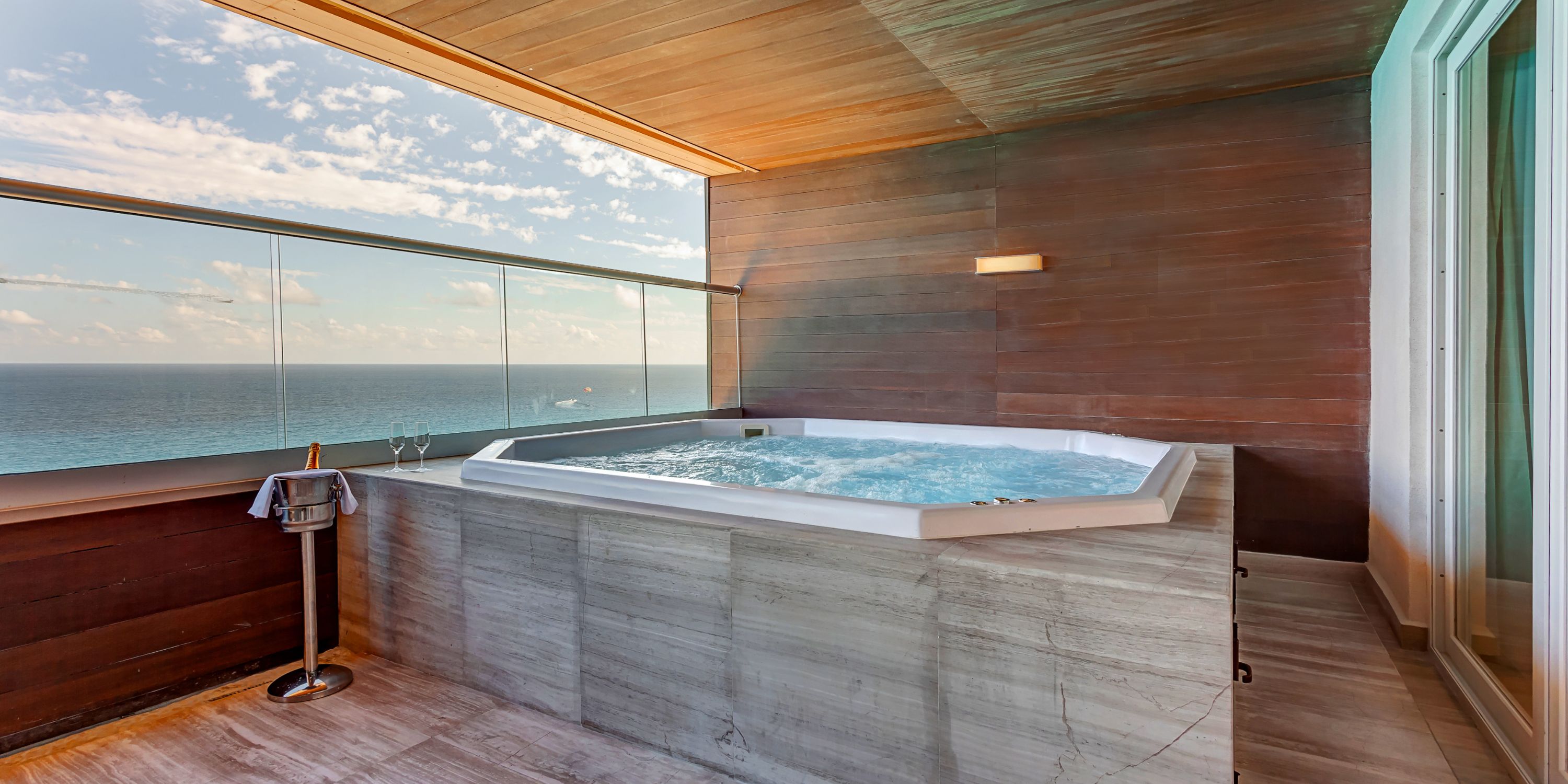 Royalton Chic Whirpool Balcony